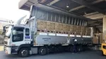 箱を運ぶ銀色のトラック